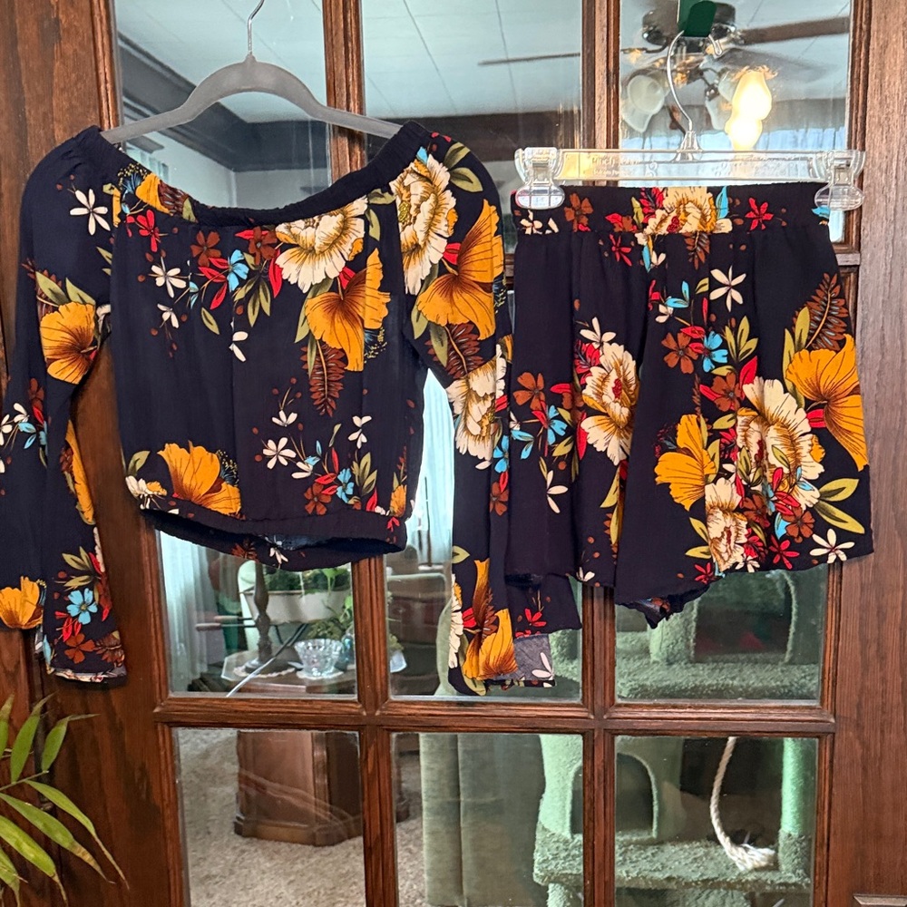 Boho Two Piece Set Navy Blue Off Shoulder Bell Sleeve Crop Top & Shorts Medium - Picture 4 of 4